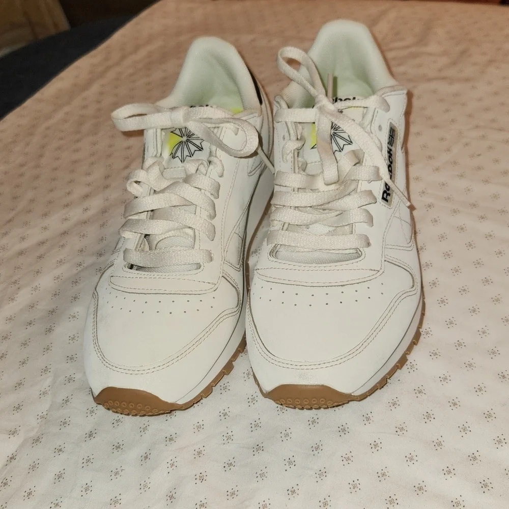 Reebok classic leather lace-up sneakers in alabaster sz 9.5